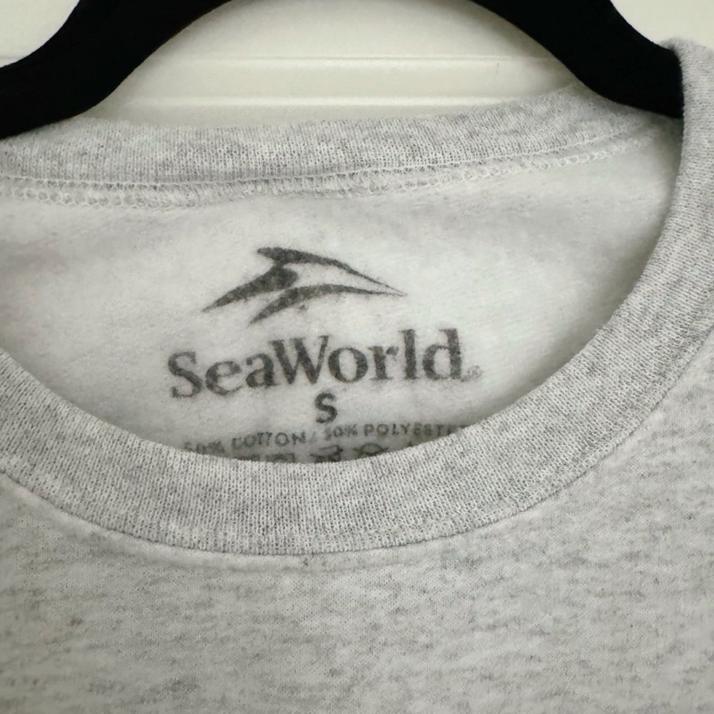 Seaworld Orlando classic women’s grey crewneck sweatshirt sweater size small - Picture 2 of 2